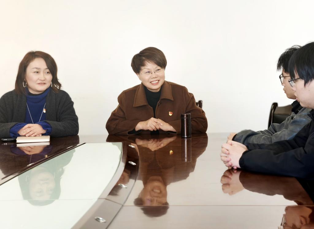 校党委副书记陈华仙深入独播库
与联系班级学生座谈交流
